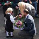 Kronprinsparet fikk blomster av Martine Gundersen og Kristian Berås Haraldstad utenfor Åseral barne-og ungdomsskole (Foto: Terje Bendiksby / NTB scanpix)